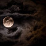 Luna creciente gibosa: Su significado espiritual y energía transformadora
