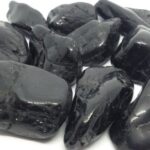 Piedra de Turmalina Negra: Su Significado Espiritual y Poder Protector