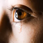 ¿Por qué llora tu ojo izquierdo? Significado espiritual y su relación con tu bienestar.