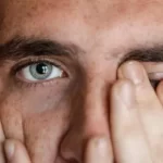 Dolor en el ojo derecho: Descubre su significado espiritual y cómo interpretarlo